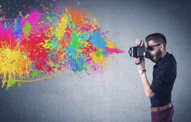 Kamera ve boya sıçratan hippi adam.