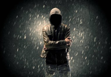 Bilinmeyen şüpheli karanlıkta duruyor.