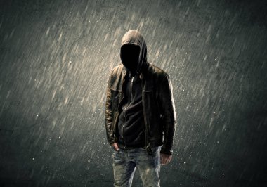 Kapüşonlu hayalet yüzlü adam