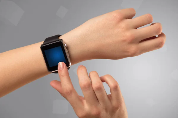 Mano femminile che indossa smartwatch — Foto Stock