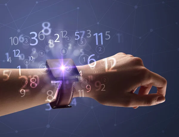 Fechar a mão com smartwatch e números — Fotografia de Stock