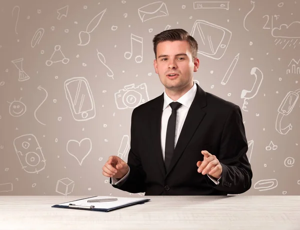 Geschäftsmann sitzt am Schreibtisch — Stockfoto