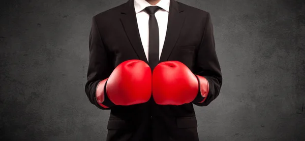 Empresário de boxe com luvas de boxe vermelho — Fotografia de Stock
