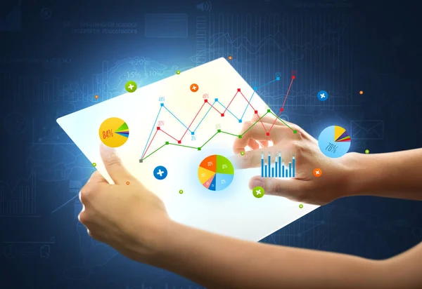 Hände berühren eine glasartige Tablette mit Diagrammen — Stockfoto