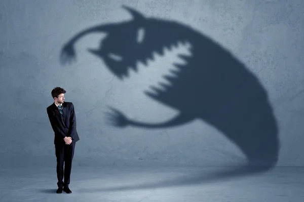 Uomo d'affari paura del suo concetto di mostro ombra — Foto Stock