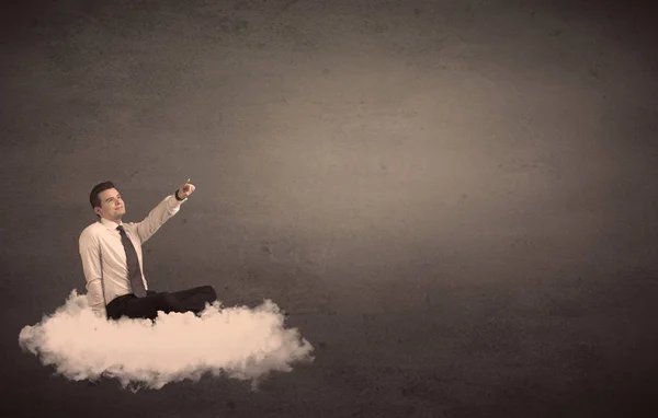 Man zit op een wolk met effen achtergrond — Stockfoto