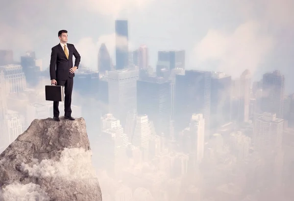 Winnaar stedelijke zakenman op de top van steen — Stockfoto
