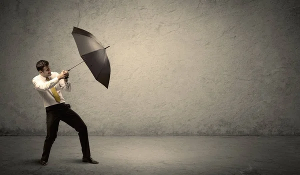 Pohledný obchodní muž držící deštník s kopie prostoru poza — Stock fotografie