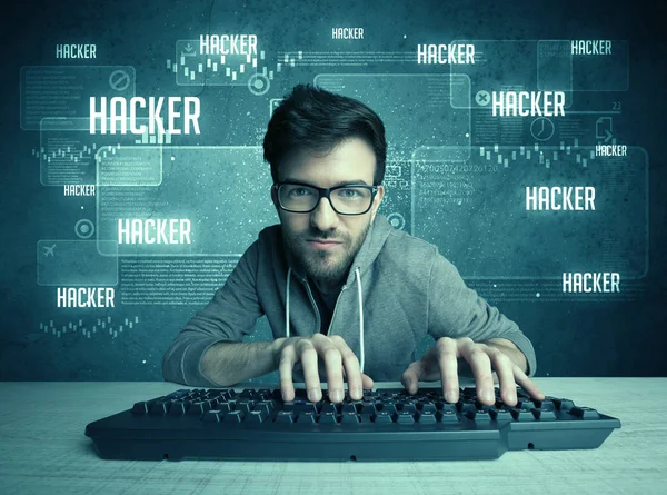 Hacker avec clavier et lunettes — Photo
