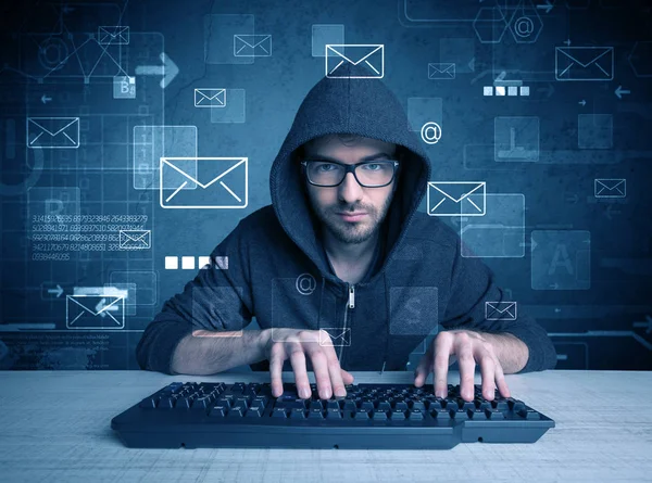 Intruso hacking conceito de senhas de e-mail — Fotografia de Stock