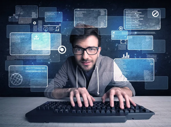 Nerd mit Brille hackt Webseiten — Stockfoto