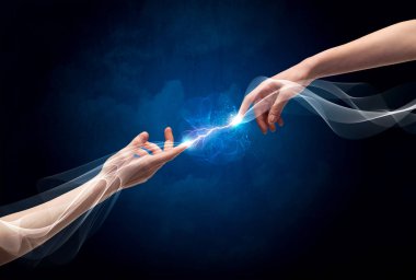 Uzayda parmakları birbirine bağlayan eller