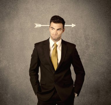 Kafasına bir ok ile genç pazarlamacı