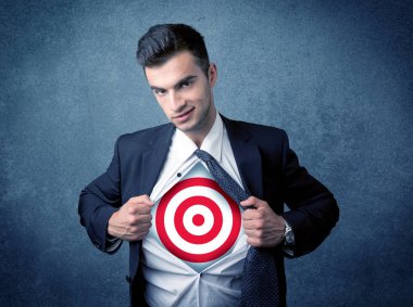 İş adamı göğsünde hedef işareti olan gömleğini yırtıyor.