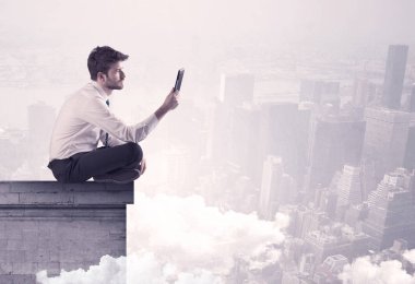 Satış elemanı şehrin sınırında oturuyor.