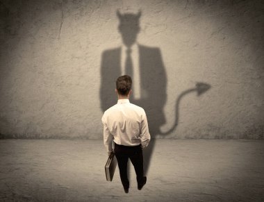 Satıcı kendi şeytani gölgesiyle yüzleşiyor.