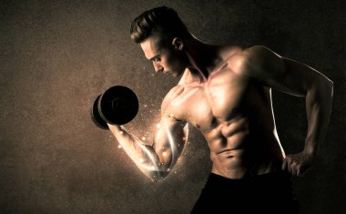 Vücut geliştirici enerji dolu beyaz çizgiler konseptiyle ağırlık kaldırıyor
