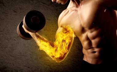 Kaslı vücut geliştirici alevli pazı konseptiyle ağırlık kaldırıyor.