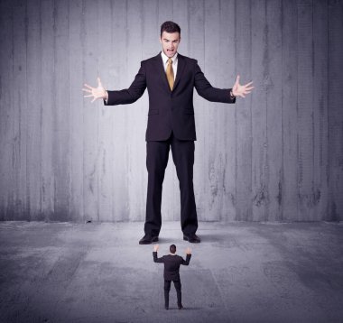 Büyük patron küçük iş adamına lokma atıyor.