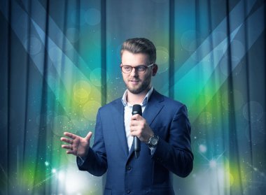 İşadamı holding mikrofon