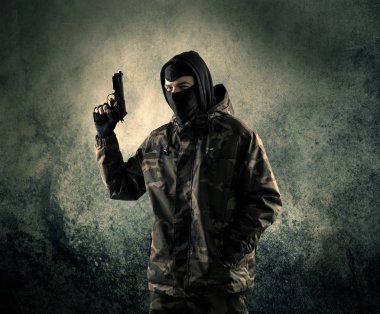 Eski adam Maskeli silahlı askerlerle portresi