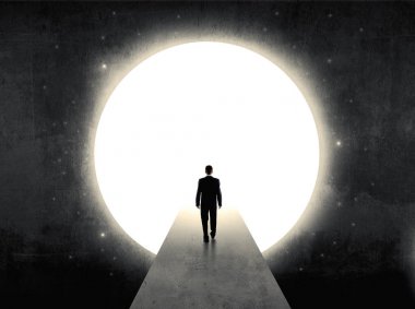 büyük kapısı önünde duran adam