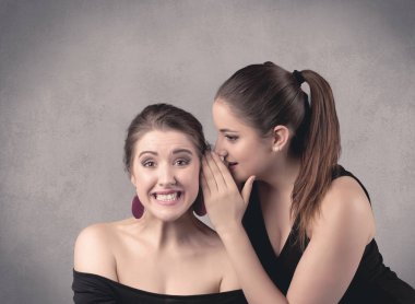 Kız onu kız arkadaşına gizli şeyler söylüyorum