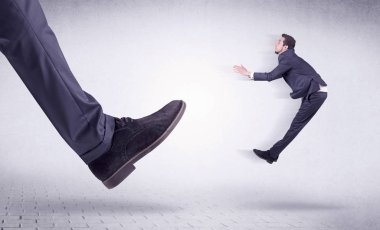 Genç bir işçi tarafından Koca ayak evden attı