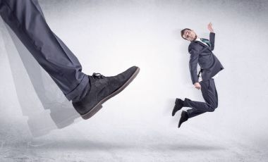 Siyah ayakkabı tekme küçük adam