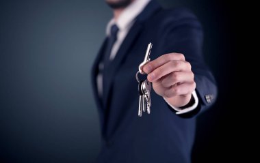 Genç adam el tuşları 