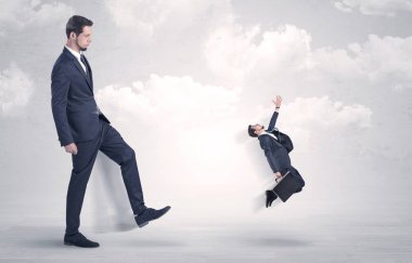 Büyük patron küçük çalışan tekme