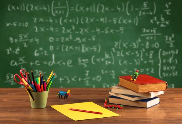 Kelas matematika dari meja sekolah siswa — Stok Foto