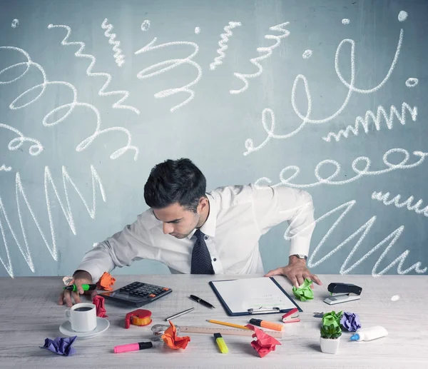 Trabalhador de escritório cansado com linhas bagunçadas desenhadas — Fotografia de Stock