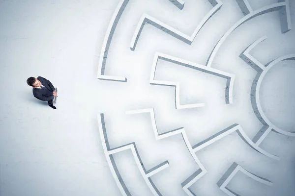 Affärsman tittar på cirkulär labyrint med ingenstans att gå — Stockfoto
