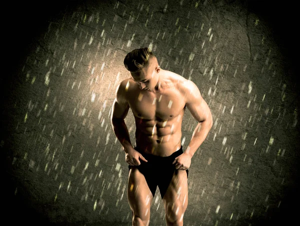 Tipul de fitness cu greutate care arată mușchii — Fotografie, imagine de stoc