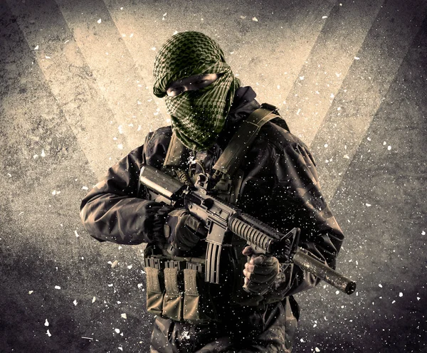 지저분한 backgro 위험한 복 면된 무장된 군인의 초상화 — 스톡 사진