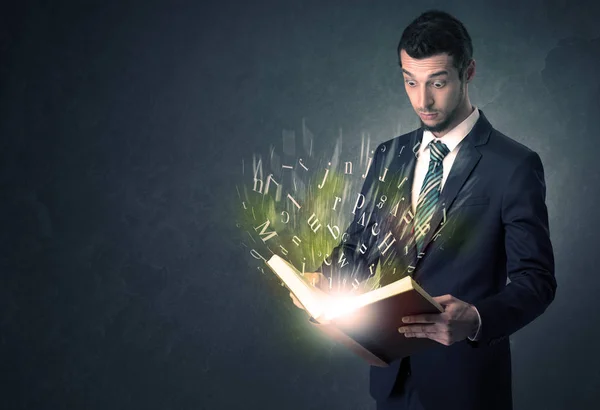 Hombre de negocios sosteniendo un libro. — Foto de Stock