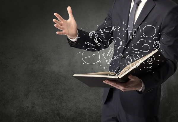 Hombre de negocios sosteniendo un libro. — Foto de Stock