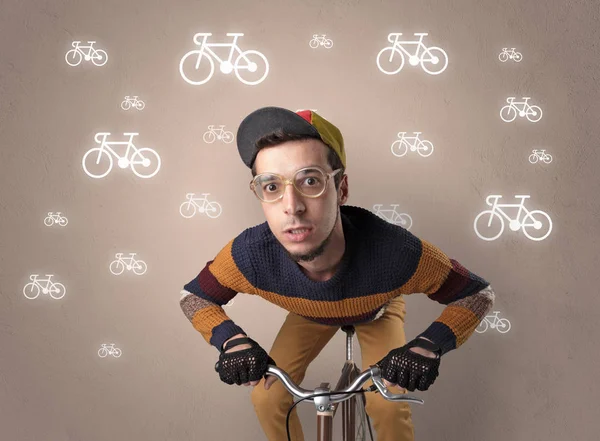 Waanzinnige fietser met de fiets op de achtergrond — Stockfoto