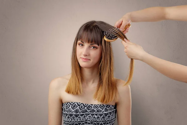 Makyajcısı adlı genç bir kadın portresi — Stok fotoğraf