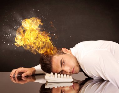 Stresli iş adamının kafası yanıyor.