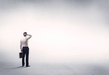 Boş beyaz arkaplanı olan satıcı