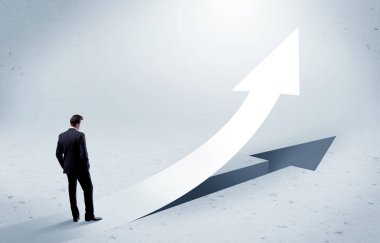 Ayakta satıcısıyla yukarıyı gösteren ok