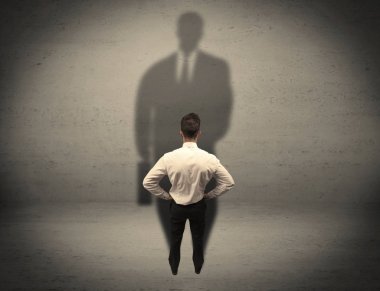 İş adamı büyük gölge kavramına bakıyor