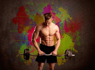 Renkli duvarı ve kilosu olan güçlü bir adam.