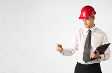 Boşlukta çizim yapan genç mimar