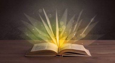 Kitap üzerinde sarı ışık 