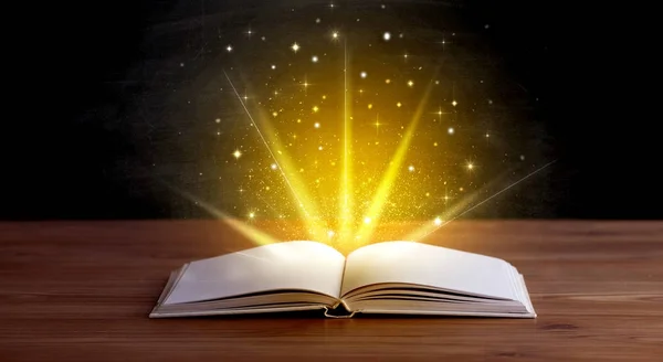 Luzes amarelas sobre livro — Fotografia de Stock
