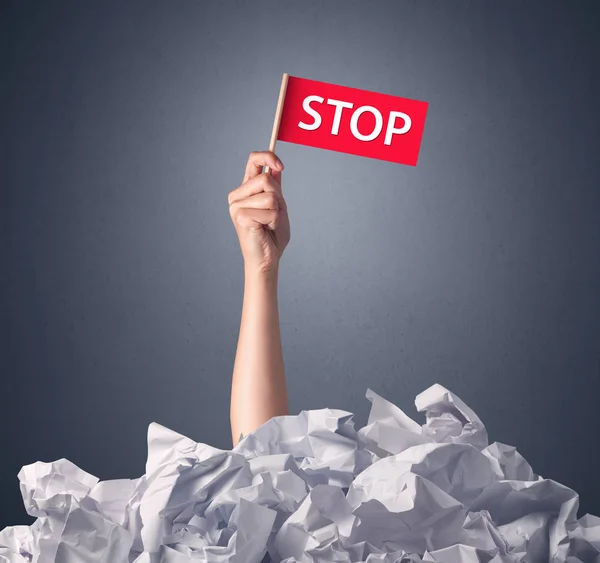 Vrouwelijke hand bedrijf stopbord — Stockfoto