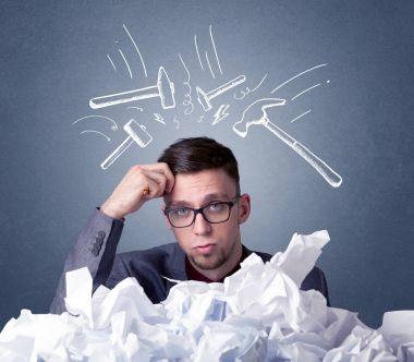 İşadamı buruşuk kağıt üzerinde